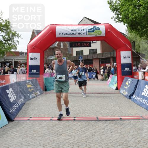10.05.2026 - 8. Wedeler Halbmarathon Yannick Fuchs http://msf.ph/oto/9734262 10.05.2026 11:51:56 Ziel 489, 652, 675, 676, 2191 meine-sportfotos.de
