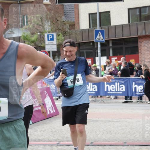 10.05.2026 - 8. Wedeler Halbmarathon Yannick Fuchs http://msf.ph/oto/9734264 10.05.2026 11:51:57 Ziel 489, 652, 675, 676 meine-sportfotos.de