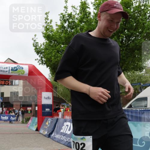10.05.2026 - 8. Wedeler Halbmarathon Yannick Fuchs http://msf.ph/oto/9734265 10.05.2026 12:38:03 Ziel 264, 488, 702 meine-sportfotos.de