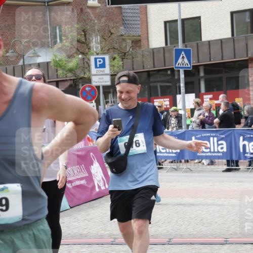 10.05.2026 - 8. Wedeler Halbmarathon Yannick Fuchs http://msf.ph/oto/9734266 10.05.2026 11:51:57 Ziel 489, 652, 675, 676 meine-sportfotos.de