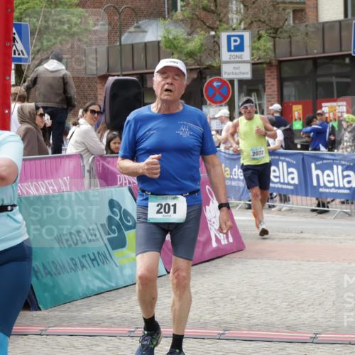 10.05.2026 - 8. Wedeler Halbmarathon Yannick Fuchs http://msf.ph/oto/9734297 10.05.2026 11:52:04 Ziel 201, 652, 2072 meine-sportfotos.de