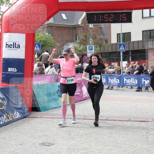 10.05.2026 - 8. Wedeler Halbmarathon Yannick Fuchs http://msf.ph/oto/9734352 10.05.2026 11:52:13 Ziel 2064, 2072, 2109 meine-sportfotos.de