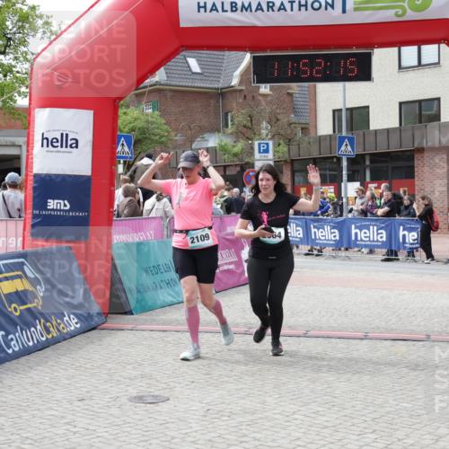 10.05.2026 - 8. Wedeler Halbmarathon Yannick Fuchs http://msf.ph/oto/9734354 10.05.2026 11:52:13 Ziel 2064, 2072, 2109 meine-sportfotos.de