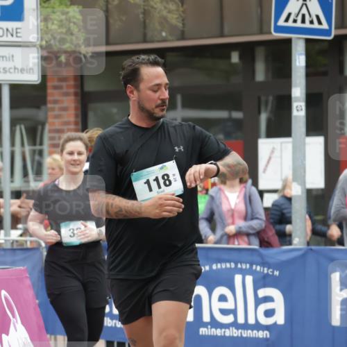 10.05.2026 - 8. Wedeler Halbmarathon Yannick Fuchs http://msf.ph/oto/9734359 10.05.2026 12:39:27 Ziel 118, 336, 373 meine-sportfotos.de