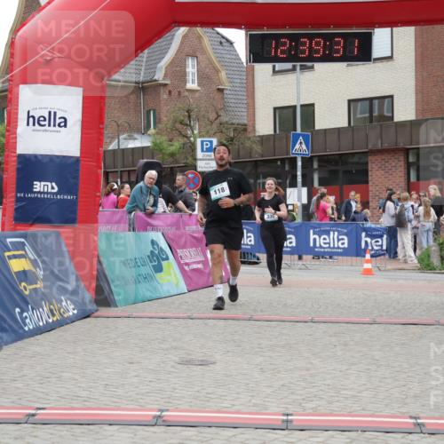 10.05.2026 - 8. Wedeler Halbmarathon Yannick Fuchs http://msf.ph/oto/9734362 10.05.2026 12:39:29 Ziel 118, 336, 373 meine-sportfotos.de