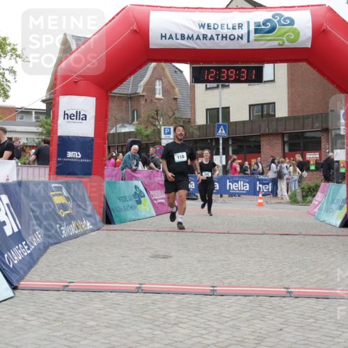 10.05.2026 - 8. Wedeler Halbmarathon Yannick Fuchs http://msf.ph/oto/9734368 10.05.2026 12:39:29 Ziel 118, 336, 373 meine-sportfotos.de