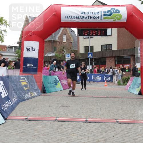 10.05.2026 - 8. Wedeler Halbmarathon Yannick Fuchs http://msf.ph/oto/9734370 10.05.2026 12:39:29 Ziel 118, 336, 373 meine-sportfotos.de
