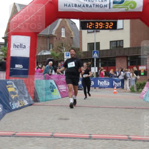 10.05.2026 - 8. Wedeler Halbmarathon Yannick Fuchs http://msf.ph/oto/9734371 10.05.2026 12:39:29 Ziel 118, 336, 373 meine-sportfotos.de