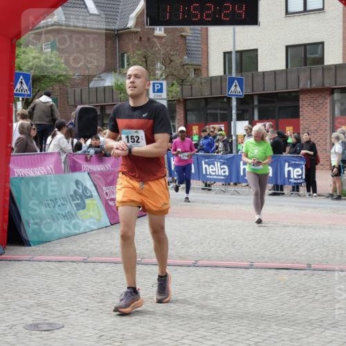10.05.2026 - 8. Wedeler Halbmarathon Yannick Fuchs http://msf.ph/oto/9734421 10.05.2026 11:52:23 Ziel 152, 456, 985, 2143 meine-sportfotos.de