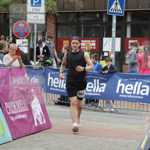 10.05.2026 - 8. Wedeler Halbmarathon Yannick Fuchs http://msf.ph/oto/9734464 10.05.2026 12:42:29 Ziel 983 meine-sportfotos.de