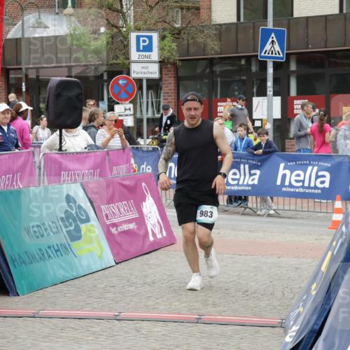 10.05.2026 - 8. Wedeler Halbmarathon Yannick Fuchs http://msf.ph/oto/9734468 10.05.2026 12:42:30 Ziel 983 meine-sportfotos.de