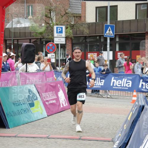 10.05.2026 - 8. Wedeler Halbmarathon Yannick Fuchs http://msf.ph/oto/9734472 10.05.2026 12:42:31 Ziel 983 meine-sportfotos.de