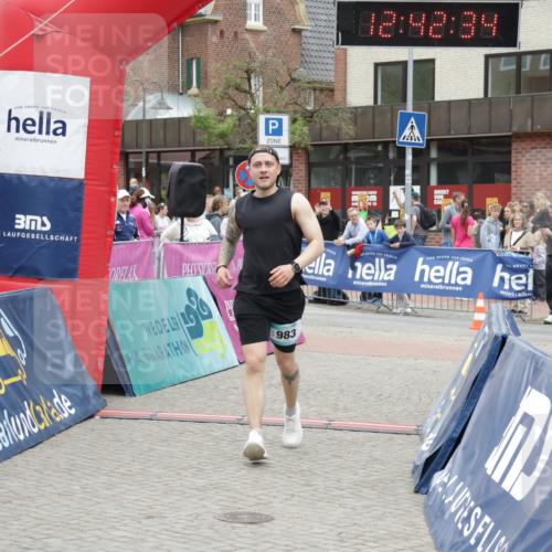 10.05.2026 - 8. Wedeler Halbmarathon Yannick Fuchs http://msf.ph/oto/9734475 10.05.2026 12:42:32 Ziel 983 meine-sportfotos.de
