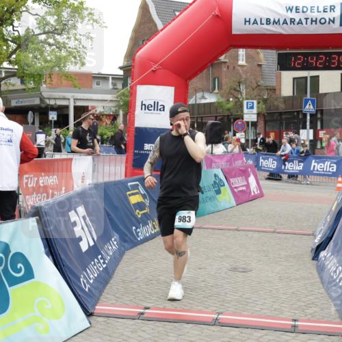 10.05.2026 - 8. Wedeler Halbmarathon Yannick Fuchs http://msf.ph/oto/9734481 10.05.2026 12:42:33 Ziel 983 meine-sportfotos.de