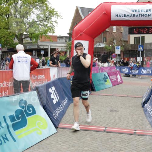 10.05.2026 - 8. Wedeler Halbmarathon Yannick Fuchs http://msf.ph/oto/9734486 10.05.2026 12:42:33 Ziel 983 meine-sportfotos.de