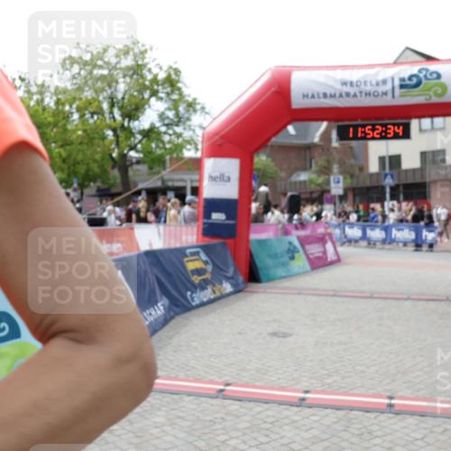10.05.2026 - 8. Wedeler Halbmarathon Yannick Fuchs http://msf.ph/oto/9734493 10.05.2026 11:52:32 Ziel 715, 739, 2143 meine-sportfotos.de