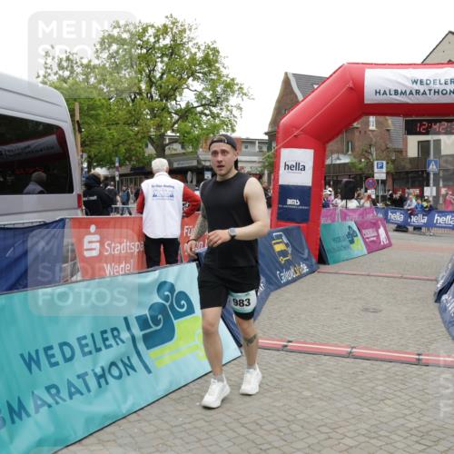 10.05.2026 - 8. Wedeler Halbmarathon Yannick Fuchs http://msf.ph/oto/9734494 10.05.2026 12:42:34 Ziel 983 meine-sportfotos.de
