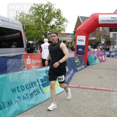 10.05.2026 - 8. Wedeler Halbmarathon Yannick Fuchs http://msf.ph/oto/9734496 10.05.2026 12:42:34 Ziel 983 meine-sportfotos.de