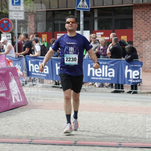 10.05.2026 - 8. Wedeler Halbmarathon Yannick Fuchs http://msf.ph/oto/9734503 10.05.2026 11:52:37 Ziel 2230 meine-sportfotos.de