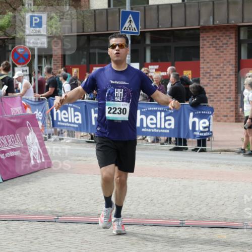 10.05.2026 - 8. Wedeler Halbmarathon Yannick Fuchs http://msf.ph/oto/9734511 10.05.2026 11:52:37 Ziel 2230 meine-sportfotos.de