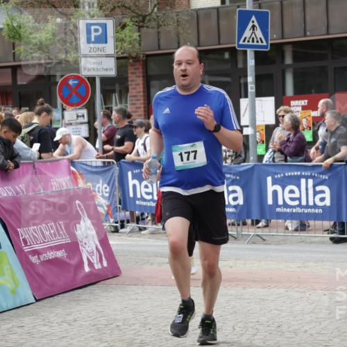 10.05.2026 - 8. Wedeler Halbmarathon Yannick Fuchs http://msf.ph/oto/9734549 10.05.2026 11:52:47 Ziel 177, 439 meine-sportfotos.de