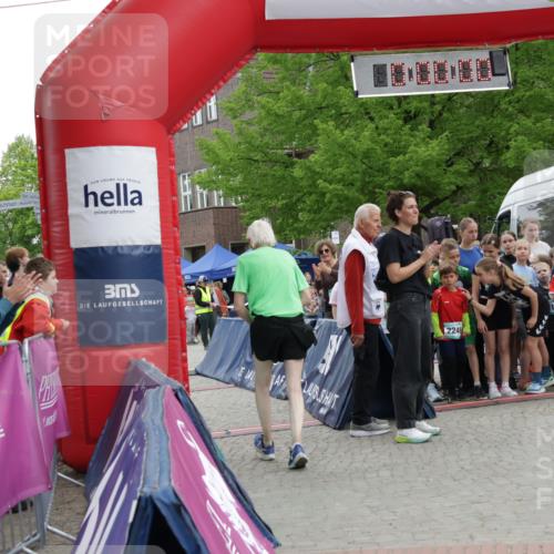 10.05.2026 - 8. Wedeler Halbmarathon Yannick Fuchs http://msf.ph/oto/9734612 10.05.2026 12:44:34 Ziel 394 meine-sportfotos.de