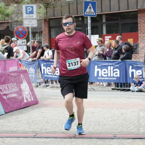 10.05.2026 - 8. Wedeler Halbmarathon Yannick Fuchs http://msf.ph/oto/9734674 10.05.2026 11:53:22 Ziel 140, 633, 1031, 2137 meine-sportfotos.de
