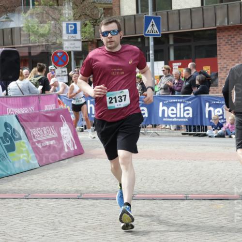 10.05.2026 - 8. Wedeler Halbmarathon Yannick Fuchs http://msf.ph/oto/9734680 10.05.2026 11:53:22 Ziel 140, 633, 1031, 2137 meine-sportfotos.de