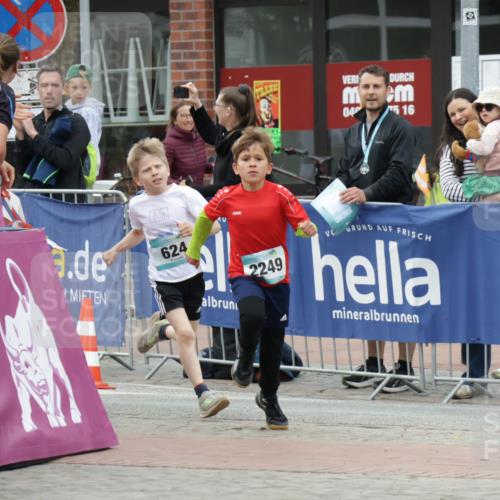 10.05.2026 - 8. Wedeler Halbmarathon Yannick Fuchs http://msf.ph/oto/9734752 10.05.2026 12:47:35 Ziel 623, 624, 2249 meine-sportfotos.de