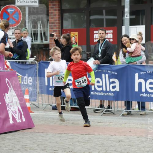 10.05.2026 - 8. Wedeler Halbmarathon Yannick Fuchs http://msf.ph/oto/9734755 10.05.2026 12:47:36 Ziel 623, 624, 2249 meine-sportfotos.de