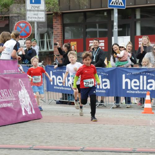 10.05.2026 - 8. Wedeler Halbmarathon Yannick Fuchs http://msf.ph/oto/9734758 10.05.2026 12:47:36 Ziel 623, 624, 2249 meine-sportfotos.de