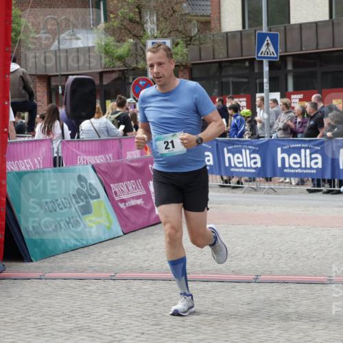 10.05.2026 - 8. Wedeler Halbmarathon Yannick Fuchs http://msf.ph/oto/9734760 10.05.2026 11:53:46 Ziel 21 meine-sportfotos.de