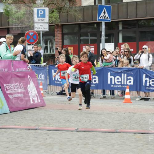 10.05.2026 - 8. Wedeler Halbmarathon Yannick Fuchs http://msf.ph/oto/9734765 10.05.2026 12:47:36 Ziel 623, 624, 2249 meine-sportfotos.de