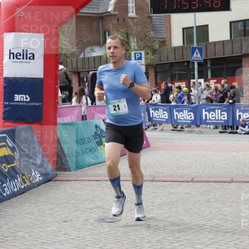 10.05.2026 - 8. Wedeler Halbmarathon Yannick Fuchs http://msf.ph/oto/9734766 10.05.2026 11:53:46 Ziel 21 meine-sportfotos.de