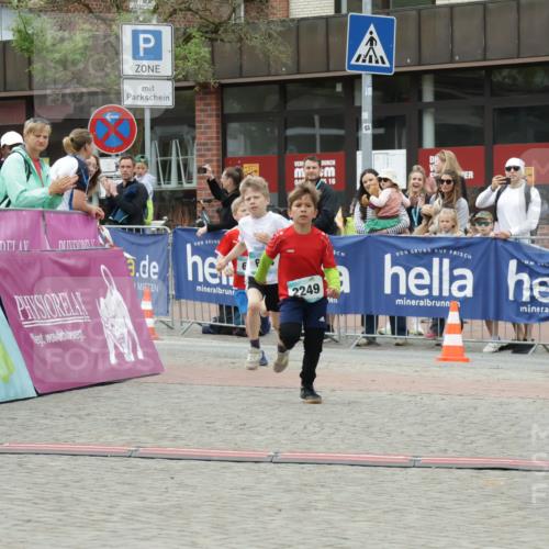 10.05.2026 - 8. Wedeler Halbmarathon Yannick Fuchs http://msf.ph/oto/9734767 10.05.2026 12:47:36 Ziel 623, 624, 2249 meine-sportfotos.de
