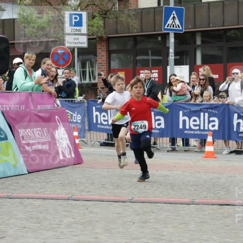 10.05.2026 - 8. Wedeler Halbmarathon Yannick Fuchs http://msf.ph/oto/9734769 10.05.2026 12:47:37 Ziel 623, 624, 2249 meine-sportfotos.de