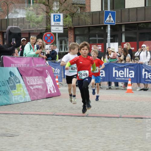 10.05.2026 - 8. Wedeler Halbmarathon Yannick Fuchs http://msf.ph/oto/9734778 10.05.2026 12:47:37 Ziel 623, 624, 2249 meine-sportfotos.de