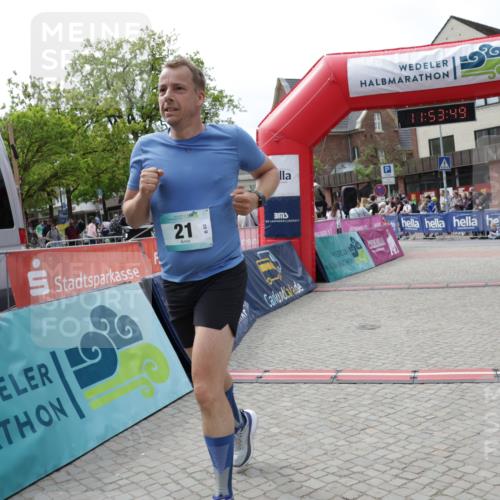 10.05.2026 - 8. Wedeler Halbmarathon Yannick Fuchs http://msf.ph/oto/9734779 10.05.2026 11:53:47 Ziel 21 meine-sportfotos.de