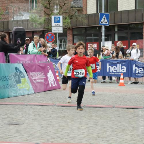 10.05.2026 - 8. Wedeler Halbmarathon Yannick Fuchs http://msf.ph/oto/9734780 10.05.2026 12:47:38 Ziel 623, 624, 2249 meine-sportfotos.de