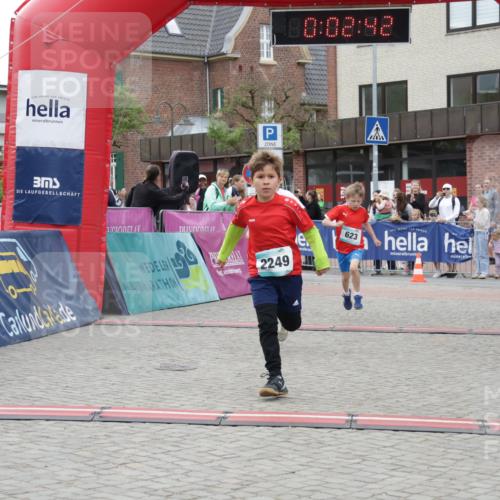 10.05.2026 - 8. Wedeler Halbmarathon Yannick Fuchs http://msf.ph/oto/9734787 10.05.2026 12:47:38 Ziel 623, 624, 2249 meine-sportfotos.de