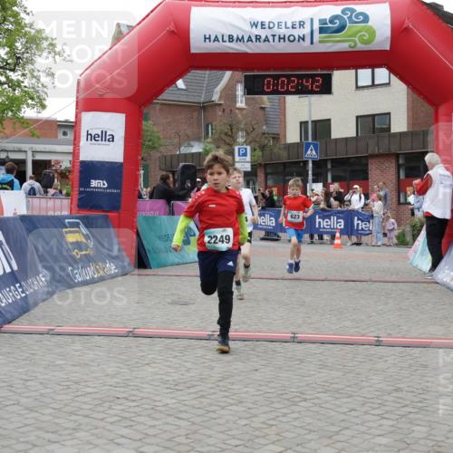 10.05.2026 - 8. Wedeler Halbmarathon Yannick Fuchs http://msf.ph/oto/9734791 10.05.2026 12:47:39 Ziel 623, 624, 2093, 2249 meine-sportfotos.de