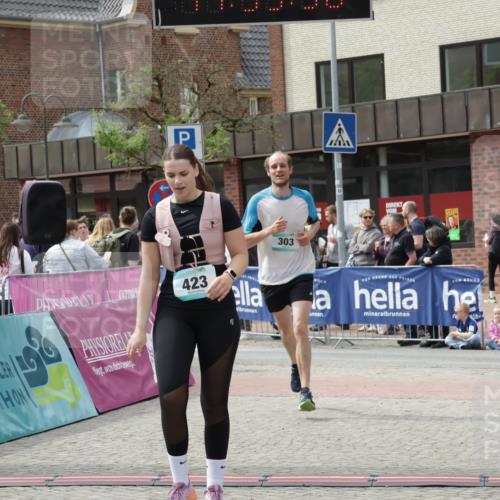 10.05.2026 - 8. Wedeler Halbmarathon Yannick Fuchs http://msf.ph/oto/9734806 10.05.2026 11:53:54 Ziel 303, 423, 2102 meine-sportfotos.de