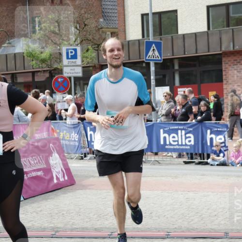 10.05.2026 - 8. Wedeler Halbmarathon Yannick Fuchs http://msf.ph/oto/9734810 10.05.2026 11:53:56 Ziel 76, 303, 423, 2102 meine-sportfotos.de
