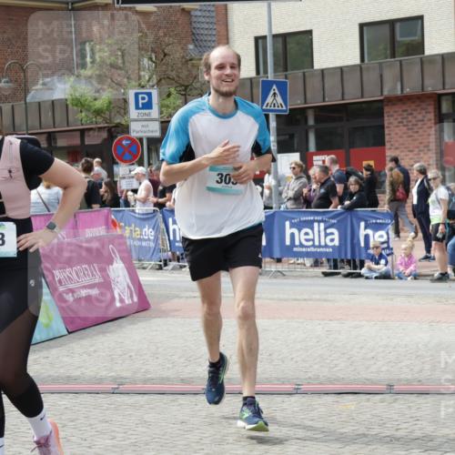 10.05.2026 - 8. Wedeler Halbmarathon Yannick Fuchs http://msf.ph/oto/9734812 10.05.2026 11:53:56 Ziel 76, 303, 423, 2102 meine-sportfotos.de