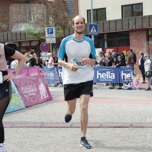 10.05.2026 - 8. Wedeler Halbmarathon Yannick Fuchs http://msf.ph/oto/9734814 10.05.2026 11:53:56 Ziel 76, 303, 423, 2102 meine-sportfotos.de