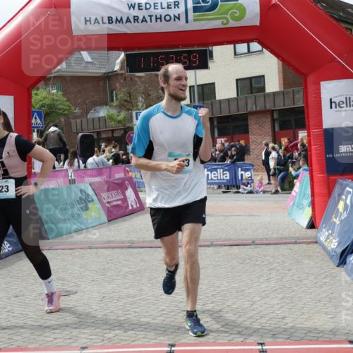 10.05.2026 - 8. Wedeler Halbmarathon Yannick Fuchs http://msf.ph/oto/9734823 10.05.2026 11:53:57 Ziel 76, 303, 423, 2102 meine-sportfotos.de