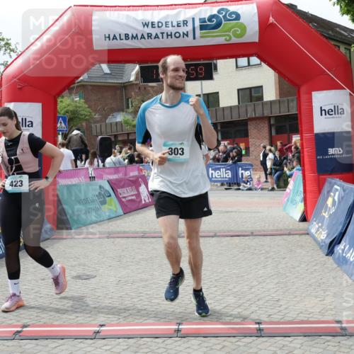 10.05.2026 - 8. Wedeler Halbmarathon Yannick Fuchs http://msf.ph/oto/9734825 10.05.2026 11:53:57 Ziel 76, 303, 423, 2102 meine-sportfotos.de
