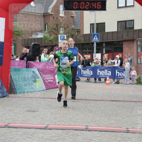 10.05.2026 - 8. Wedeler Halbmarathon Yannick Fuchs http://msf.ph/oto/9734829 10.05.2026 12:47:43 Ziel 623, 624, 997, 2093, 2152, 2249 meine-sportfotos.de