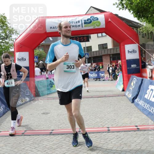 10.05.2026 - 8. Wedeler Halbmarathon Yannick Fuchs http://msf.ph/oto/9734832 10.05.2026 11:53:58 Ziel 76, 303, 423, 2102 meine-sportfotos.de