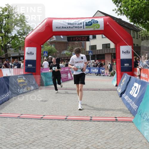 10.05.2026 - 8. Wedeler Halbmarathon Yannick Fuchs http://msf.ph/oto/9734846 10.05.2026 11:54:00 Ziel 76, 303, 2102 meine-sportfotos.de